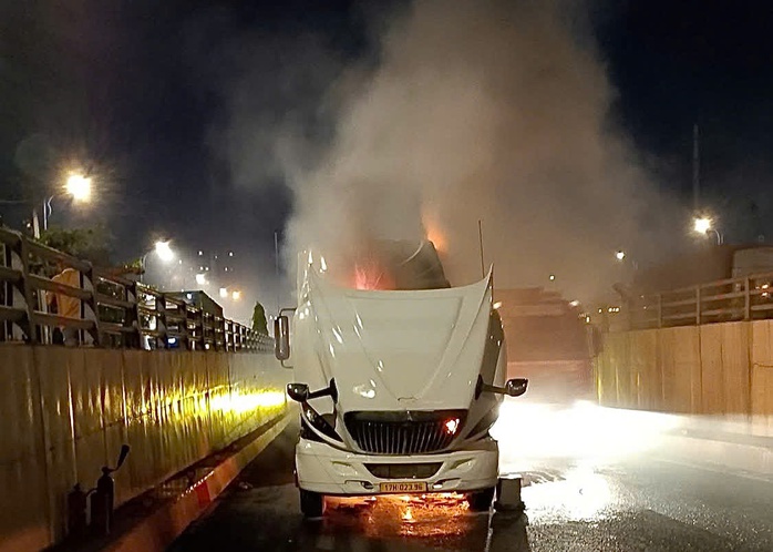 TP HCM: Xe container đang chạy vào hầm chui Mỹ Thủy thì cháy dữ dội- Ảnh 1. TP HCM: Xe container đang chạy vào hầm chui Mỹ Thủy thì cháy dữ dội- Ảnh 1.