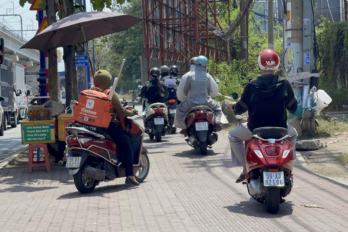 Vi phạm giao thông có dấu hiệu tăng trở lại- Ảnh 1. Vi phạm giao thông có dấu hiệu tăng trở lại- Ảnh 1.