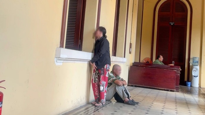 Cha mẹ bị cáo D. ở hành lang tòa án Cha mẹ bị cáo D. ở hành lang tòa án