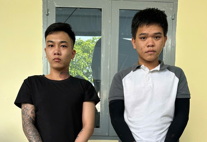 2 thanh niên bất ngờ khóa trái cửa và đổ xăng vào phòng của đôi vợ chồng ở Biên Hòa - Ảnh 1. 2 thanh niên bất ngờ khóa trái cửa và đổ xăng vào phòng của đôi vợ chồng ở Biên Hòa - Ảnh 1.