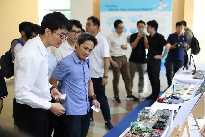 Đại biểu tham quan trưng bày lĩnh vực chip bán dẫn của các trường thành viên ĐHQG TP HCM
