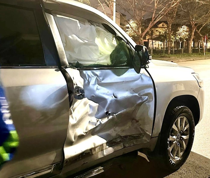 Xe máy vượt đèn đỏ tông xe sang Toyota Land Cruiser, 3 thanh niên bị thương nặng- Ảnh 3. Xe máy vượt đèn đỏ tông xe sang Toyota Land Cruiser, 3 thanh niên bị thương nặng- Ảnh 3.