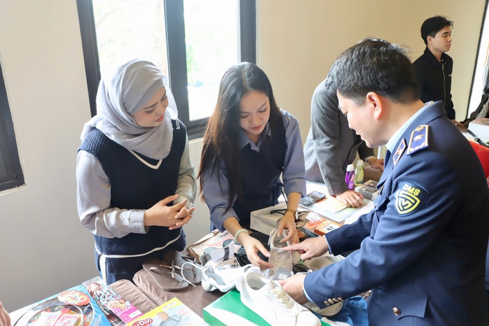 Lợi dụng thương mại điện tử để bán hàng giả, hàng cấm, số tiền xử phạt tới hàng triệu USD- Ảnh 1. Lợi dụng thương mại điện tử để bán hàng giả, hàng cấm, số tiền xử phạt tới hàng triệu USD- Ảnh 1.