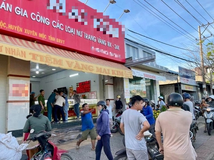 CLIP: Người dân vây bắt đối tượng cướp tiệm vàng- Ảnh 1.