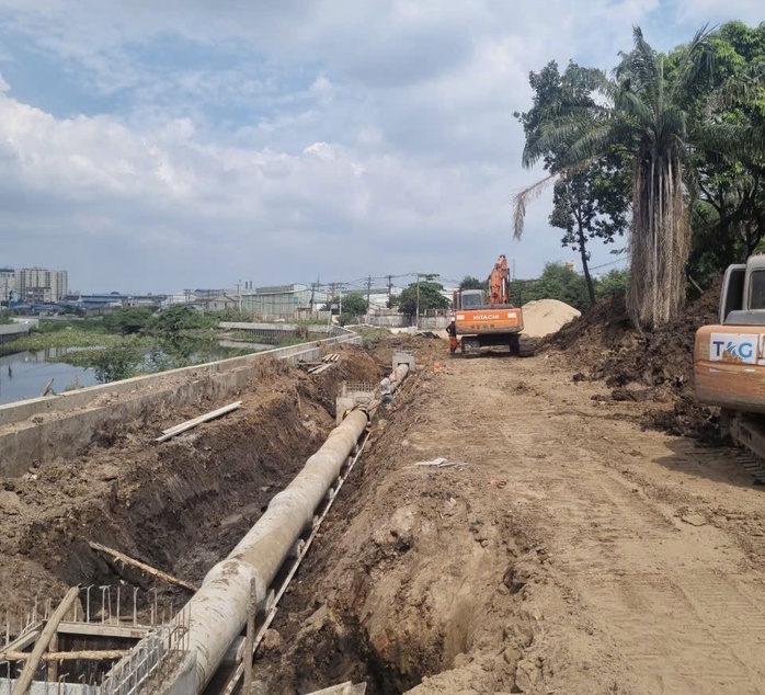 Chuẩn bị làm đường ven kênh dài nhất TP HCM- Ảnh 3. Chuẩn bị làm đường ven kênh dài nhất TP HCM- Ảnh 3.