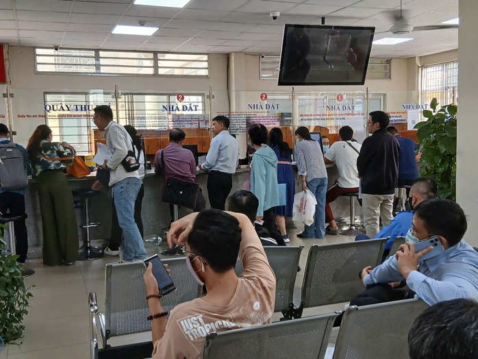 Cán bộ tính thuế nhà đất online ở TP HCM “đứng hình” vì hệ thống tạm ngừng- Ảnh 1. Cán bộ tính thuế nhà đất online ở TP HCM “đứng hình” vì hệ thống tạm ngừng- Ảnh 1.