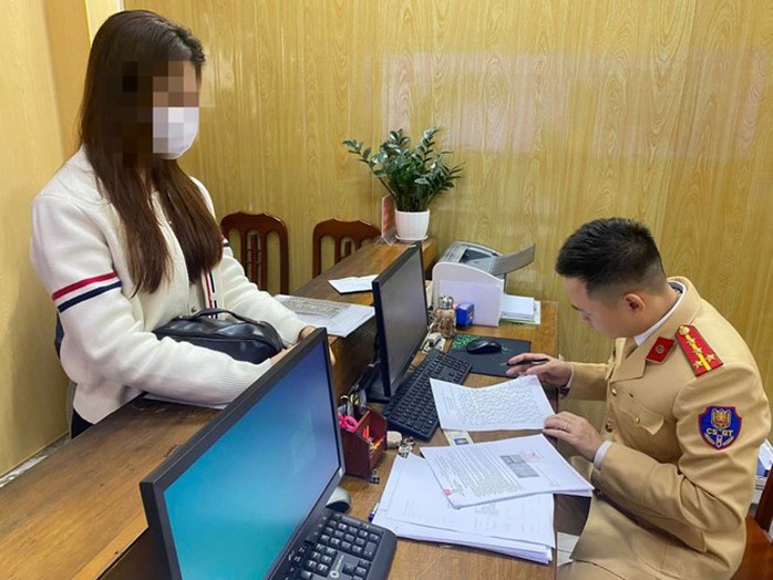 Cô gái 23 tuổi điều khiển xe tải 7 lần vượt đèn đỏ trong 2 tuần- Ảnh 1. Cô gái 23 tuổi điều khiển xe tải 7 lần vượt đèn đỏ trong 2 tuần- Ảnh 1.