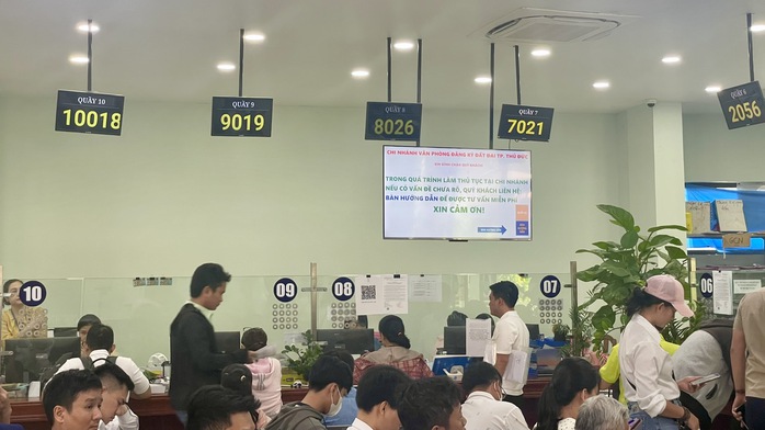 Giao dịch bất động sản ở TP HCM nhộn nhịp trở lại, văn phòng đăng ký đất đai đông nghẹt người- Ảnh 4. Giao dịch bất động sản ở TP HCM nhộn nhịp trở lại, văn phòng đăng ký đất đai đông nghẹt người- Ảnh 4.