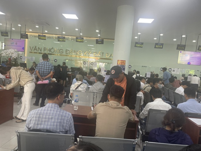 Giao dịch bất động sản ở TP HCM nhộn nhịp trở lại, văn phòng đăng ký đất đai đông nghẹt người- Ảnh 5. Giao dịch bất động sản ở TP HCM nhộn nhịp trở lại, văn phòng đăng ký đất đai đông nghẹt người- Ảnh 5.