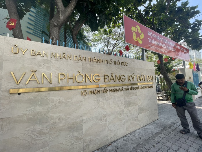 Giao dịch bất động sản ở TP HCM nhộn nhịp trở lại, văn phòng đăng ký đất đai đông nghẹt người- Ảnh 1. Giao dịch bất động sản ở TP HCM nhộn nhịp trở lại, văn phòng đăng ký đất đai đông nghẹt người- Ảnh 1.