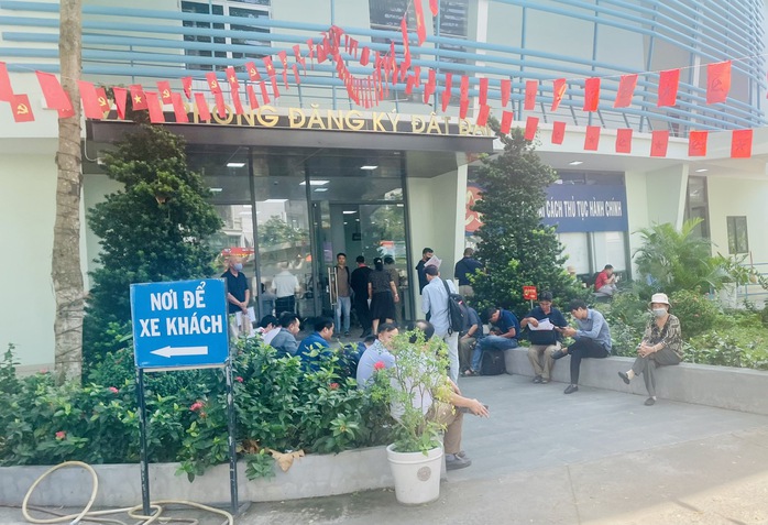 Giao dịch bất động sản ở TP HCM nhộn nhịp trở lại, văn phòng đăng ký đất đai đông nghẹt người- Ảnh 2. Giao dịch bất động sản ở TP HCM nhộn nhịp trở lại, văn phòng đăng ký đất đai đông nghẹt người- Ảnh 2.