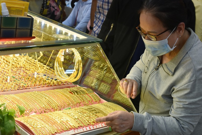 Giá vàng miếng SJC, vàng nhẫn lập đỉnh mới- Ảnh 2. Giá vàng miếng SJC, vàng nhẫn lập đỉnh mới- Ảnh 2.