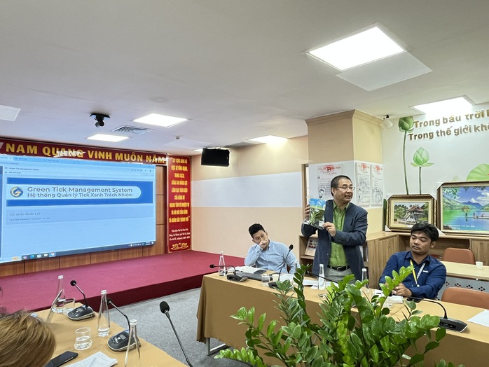 Nhiều siêu thị đã dán logo "Tick xanh trách nhiệm" lên hàng hóa- Ảnh 2. Nhiều siêu thị đã dán logo "Tick xanh trách nhiệm" lên hàng hóa- Ảnh 2.