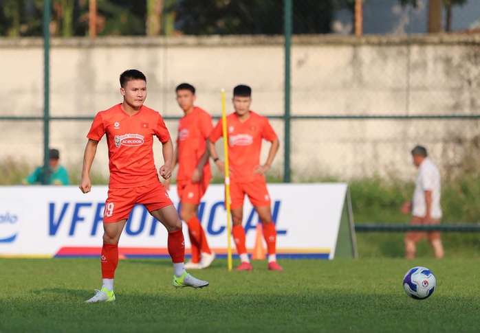 Tuyển Việt Nam vẫn thiếu quân số, Tiến Linh tập một mình- Ảnh 5. Tuyển Việt Nam vẫn thiếu quân số, Tiến Linh tập một mình- Ảnh 5.