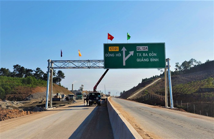 Vượt nắng thắng mưa trên cao tốc Bắc - Nam- Ảnh 8. Vượt nắng thắng mưa trên cao tốc Bắc - Nam- Ảnh 8.