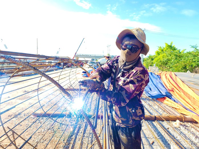 Vượt nắng thắng mưa trên cao tốc Bắc - Nam- Ảnh 6. Vượt nắng thắng mưa trên cao tốc Bắc - Nam- Ảnh 6.