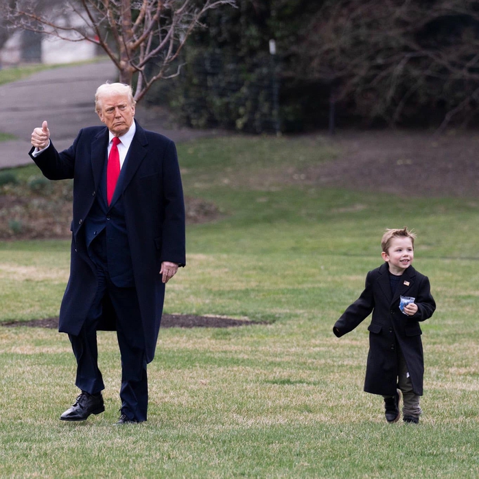 Ông Trump cùng con trai tỉ phú Elon Musk ra khỏi Nhà Trắng hôm 14-3. Ảnh: Nhà Trắng Ông Trump cùng con trai tỉ phú Elon Musk ra khỏi Nhà Trắng hôm 14-3. Ảnh: Nhà Trắng