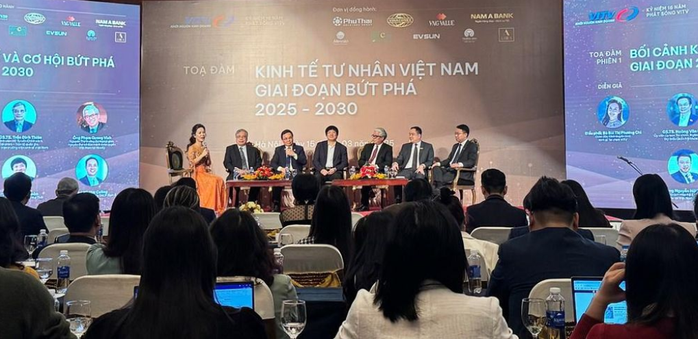 PGS-TS Trần Đình Thiên: Đây là thời đại của doanh nghiệp "anh hùng" nghĩ lớn và làm ăn lớn- Ảnh 1. PGS-TS Trần Đình Thiên: Đây là thời đại của doanh nghiệp "anh hùng" nghĩ lớn và làm ăn lớn- Ảnh 1.