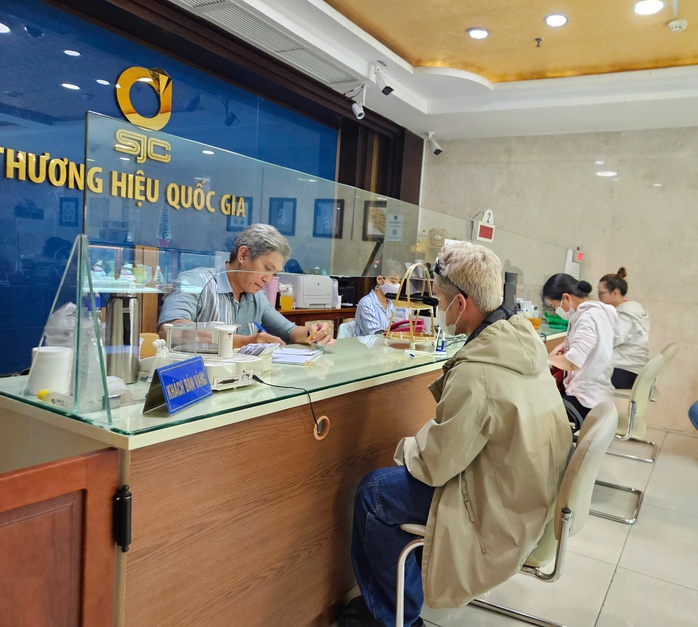 Giá vàng lập đỉnh, có nên rút tiết kiệm mua vàng miếng SJC, vàng nhẫn?- Ảnh 2. Giá vàng lập đỉnh, có nên rút tiết kiệm mua vàng miếng SJC, vàng nhẫn?- Ảnh 2.