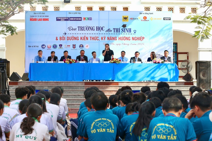 "Đưa trường học đến thí sinh" tại Bảo Lộc: Gỡ rối trước mùa thi- Ảnh 2. "Đưa trường học đến thí sinh" tại Bảo Lộc: Gỡ rối trước mùa thi- Ảnh 2.