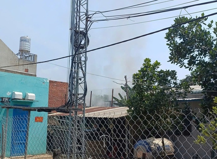Cháy dãy nhà trọ ở Thủ Đức, 2 người bị bỏng- Ảnh 3. Cháy dãy nhà trọ ở Thủ Đức, 2 người bị bỏng- Ảnh 3.