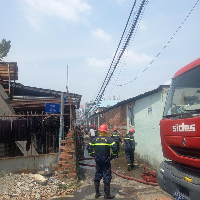 Cháy dãy nhà trọ ở Thủ Đức, 2 người bị bỏng- Ảnh 1. Cháy dãy nhà trọ ở Thủ Đức, 2 người bị bỏng- Ảnh 1.