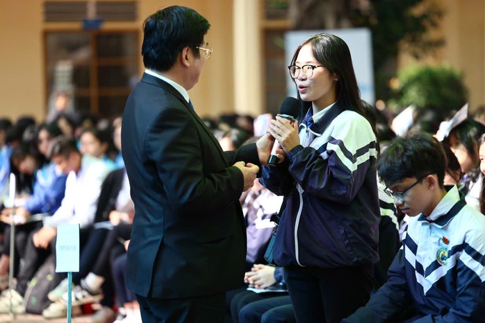 "ĐƯA TRƯỜNG HỌC ĐẾN THÍ SINH" TẠI LÂM ĐỒNG: Giải tỏa nỗi lo về nghề nghiệp tương lai- Ảnh 1. "ĐƯA TRƯỜNG HỌC ĐẾN THÍ SINH" TẠI LÂM ĐỒNG: Giải tỏa nỗi lo về nghề nghiệp tương lai- Ảnh 1.
