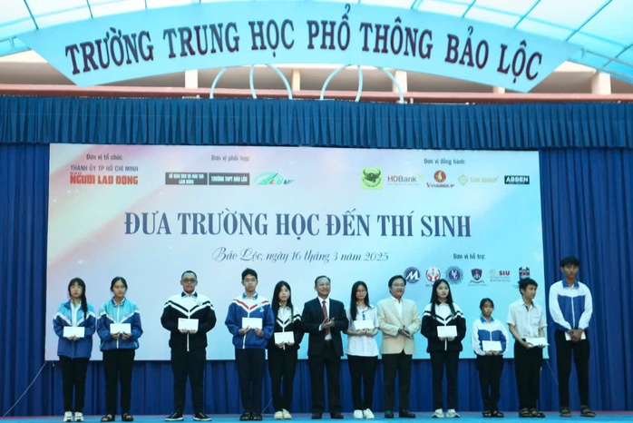 "ĐƯA TRƯỜNG HỌC ĐẾN THÍ SINH" TẠI LÂM ĐỒNG: Giải tỏa nỗi lo về nghề nghiệp tương lai- Ảnh 2. "ĐƯA TRƯỜNG HỌC ĐẾN THÍ SINH" TẠI LÂM ĐỒNG: Giải tỏa nỗi lo về nghề nghiệp tương lai- Ảnh 2.