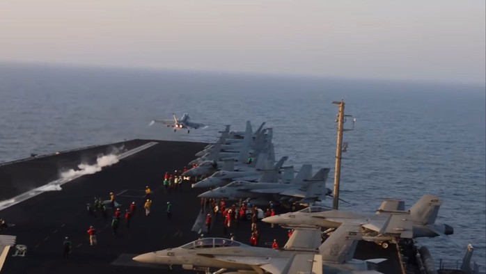 Một chiến đấu cơ cất cánh từ tàu sân bay USS Harry S. Truman để tấn công các mục tiêu của lực lượng Houthi ở Yemen hôm 15-3. Ảnh: BỘ TƯ LỆNH TRUNG TÂM MỸ Một chiến đấu cơ cất cánh từ tàu sân bay USS Harry S. Truman để tấn công các mục tiêu của lực lượng Houthi ở Yemen hôm 15-3. Ảnh: BỘ TƯ LỆNH TRUNG TÂM MỸ