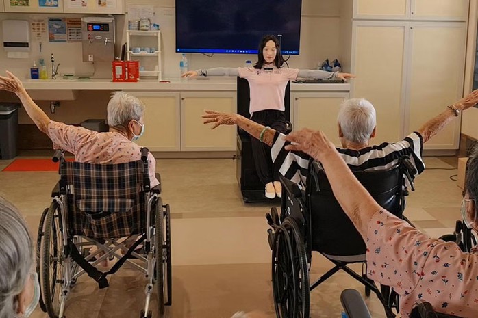 Cư dân tại một viện dưỡng lão ở khu vực Punggol (Singapore) tương tác với robot Dexie. Ảnh: THE STRAITS TIMES Cư dân tại một viện dưỡng lão ở khu vực Punggol (Singapore) tương tác với robot Dexie. Ảnh: THE STRAITS TIMES