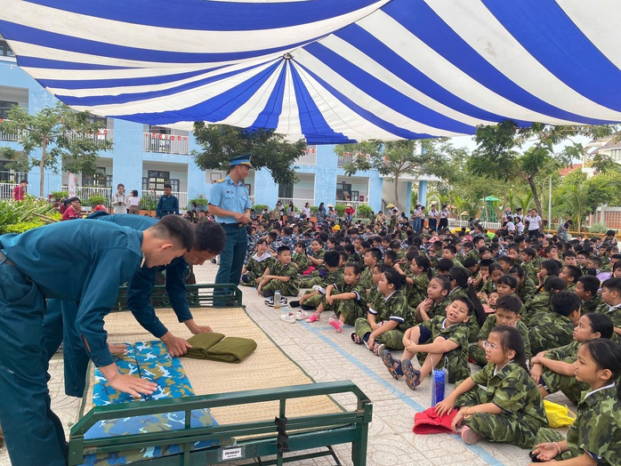 Bộ đội tên lửa truyền lửa cho học sinh- Ảnh 1. Bộ đội tên lửa truyền lửa cho học sinh- Ảnh 1.