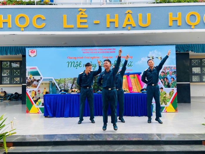 Bộ đội tên lửa truyền lửa cho học sinh- Ảnh 2. Bộ đội tên lửa truyền lửa cho học sinh- Ảnh 2.