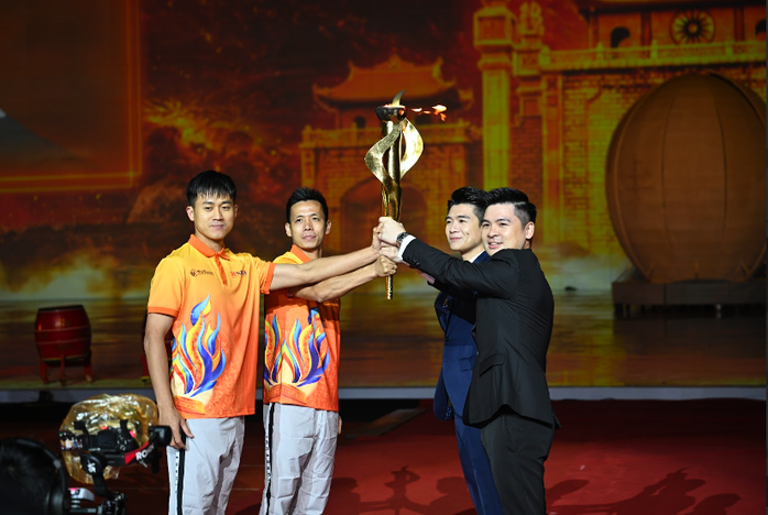 Gia đình nhạc sĩ Văn Cao xúc động khi lần đầu cùng hát "Quốc ca" và lập kỷ lục Việt Nam - Ảnh 6. Gia đình nhạc sĩ Văn Cao xúc động khi lần đầu cùng hát "Quốc ca" và lập kỷ lục Việt Nam - Ảnh 6.