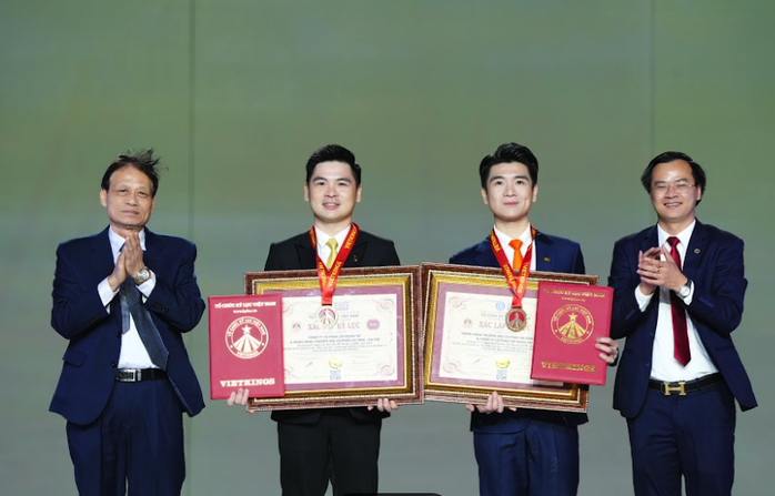 Gia đình nhạc sĩ Văn Cao xúc động khi lần đầu cùng hát "Quốc ca" và lập kỷ lục Việt Nam - Ảnh 4. Gia đình nhạc sĩ Văn Cao xúc động khi lần đầu cùng hát "Quốc ca" và lập kỷ lục Việt Nam - Ảnh 4.