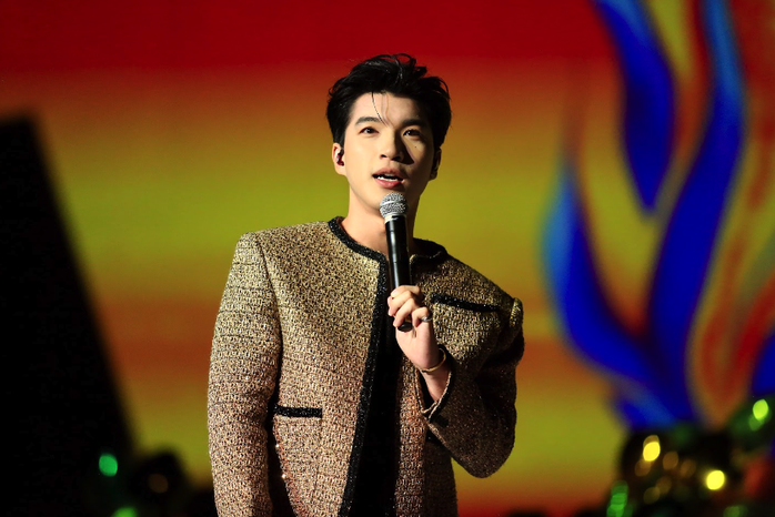 HIEUTHUHAI "say nắng" khán giả Hà Nội- Ảnh 2. HIEUTHUHAI "say nắng" khán giả Hà Nội- Ảnh 2.