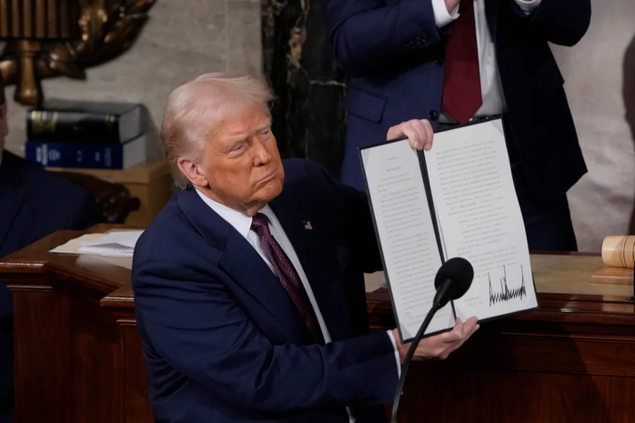 Tổng thống Donald Trump dùng đạo luật từ hơn 200 năm trước, thẩm phán hành động nhanh chóng- Ảnh 1. Tổng thống Donald Trump dùng đạo luật từ hơn 200 năm trước, thẩm phán hành động nhanh chóng- Ảnh 1.
