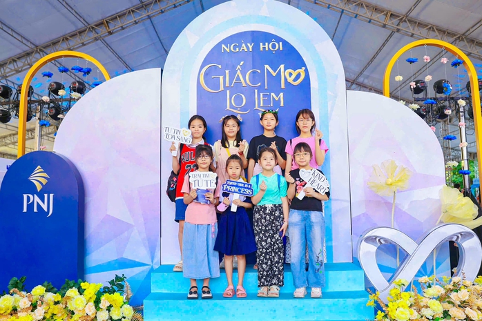 100 bé gái khó khăn hóa thân thành công chúa diễn thời trang cùng Hoa hậu H'Hen Niê- Ảnh 4. 100 bé gái khó khăn hóa thân thành công chúa diễn thời trang cùng Hoa hậu H'Hen Niê- Ảnh 4.