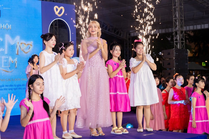 100 bé gái khó khăn hóa thân thành công chúa diễn thời trang cùng Hoa hậu H'Hen Niê- Ảnh 1. 100 bé gái khó khăn hóa thân thành công chúa diễn thời trang cùng Hoa hậu H'Hen Niê- Ảnh 1.