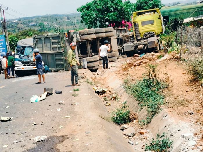 Tai nạn kinh hoàng giữa 4 ô tô ở Đắk Nông- Ảnh 1. Tai nạn kinh hoàng giữa 4 ô tô ở Đắk Nông- Ảnh 1.