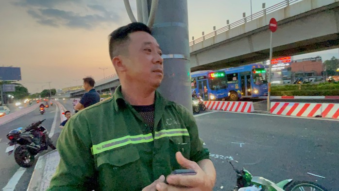 Nữ tài xế lái ô tô Mercedes bật khóc sau khi tông 10 xe máy ở Thủ Đức- Ảnh 2. Nữ tài xế lái ô tô Mercedes bật khóc sau khi tông 10 xe máy ở Thủ Đức- Ảnh 2.