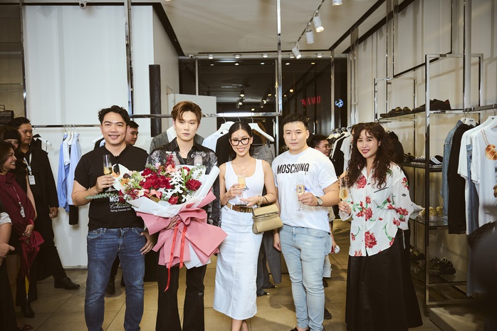 Moschino 2025: Dấu ấn sáng tạo từ sự kết hợp cùng Dương Domic- Ảnh 2. Moschino 2025: Dấu ấn sáng tạo từ sự kết hợp cùng Dương Domic- Ảnh 2.