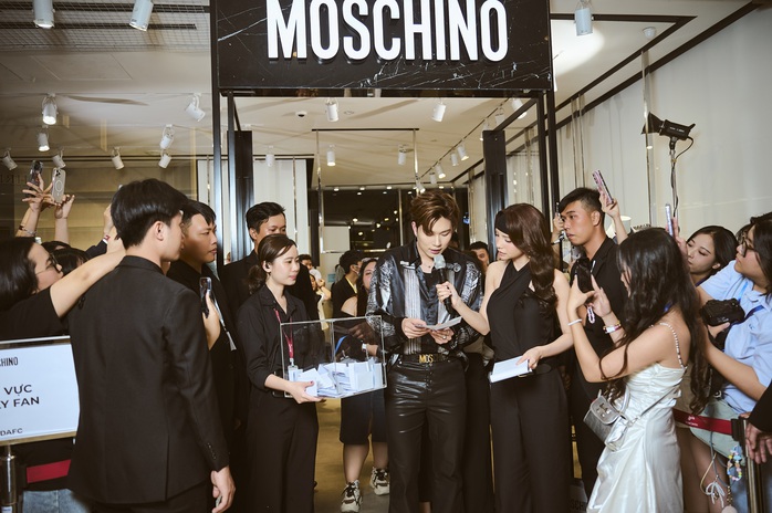 Moschino 2025: Dấu ấn sáng tạo từ sự kết hợp cùng Dương Domic- Ảnh 1. Moschino 2025: Dấu ấn sáng tạo từ sự kết hợp cùng Dương Domic- Ảnh 1.