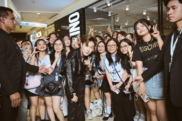 Moschino 2025: Dấu ấn sáng tạo từ sự kết hợp cùng Dương Domic- Ảnh 3. Moschino 2025: Dấu ấn sáng tạo từ sự kết hợp cùng Dương Domic- Ảnh 3.
