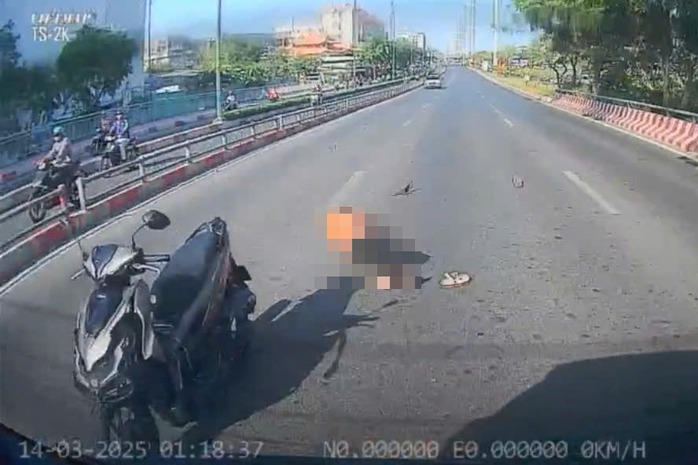 TP HCM: Clip người đi xe máy tông mạnh đuôi ô tô, ngã xuống đường- Ảnh 1. TP HCM: Clip người đi xe máy tông mạnh đuôi ô tô, ngã xuống đường- Ảnh 1.