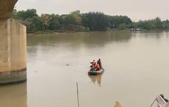 Tìm thấy thi thể nam sinh lớp 11 sau 6 ngày nhảy cầu- Ảnh 1. Tìm thấy thi thể nam sinh lớp 11 sau 6 ngày nhảy cầu- Ảnh 1.