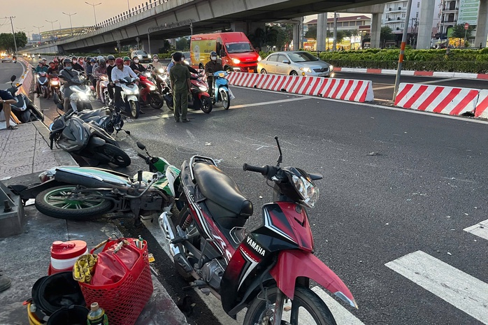 Nữ tài xế lái ô tô Mercedes bật khóc sau khi tông 10 xe máy ở Thủ Đức- Ảnh 3. Nữ tài xế lái ô tô Mercedes bật khóc sau khi tông 10 xe máy ở Thủ Đức- Ảnh 3.