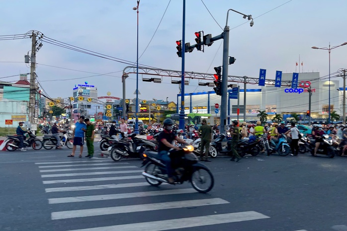 Nữ tài xế lái ô tô Mercedes bật khóc sau khi tông 10 xe máy ở Thủ Đức- Ảnh 4. Nữ tài xế lái ô tô Mercedes bật khóc sau khi tông 10 xe máy ở Thủ Đức- Ảnh 4.