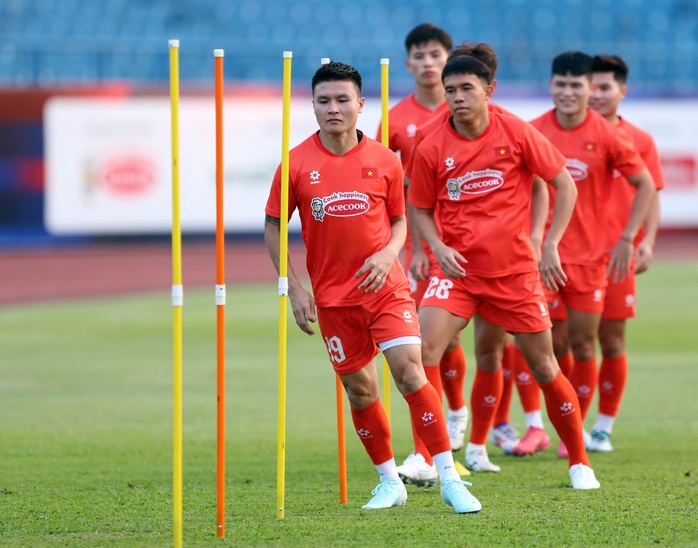 Đình Triệu trở lại tập luyện giúp HLV Kim Sang-sik nhẹ nhõm- Ảnh 5. Đình Triệu trở lại tập luyện giúp HLV Kim Sang-sik nhẹ nhõm- Ảnh 5.