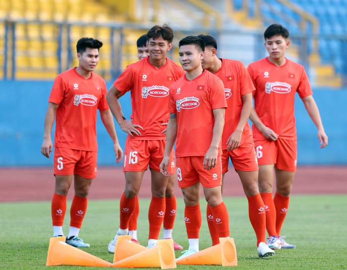 Đình Triệu trở lại tập luyện giúp HLV Kim Sang-sik nhẹ nhõm- Ảnh 6. Đình Triệu trở lại tập luyện giúp HLV Kim Sang-sik nhẹ nhõm- Ảnh 6.