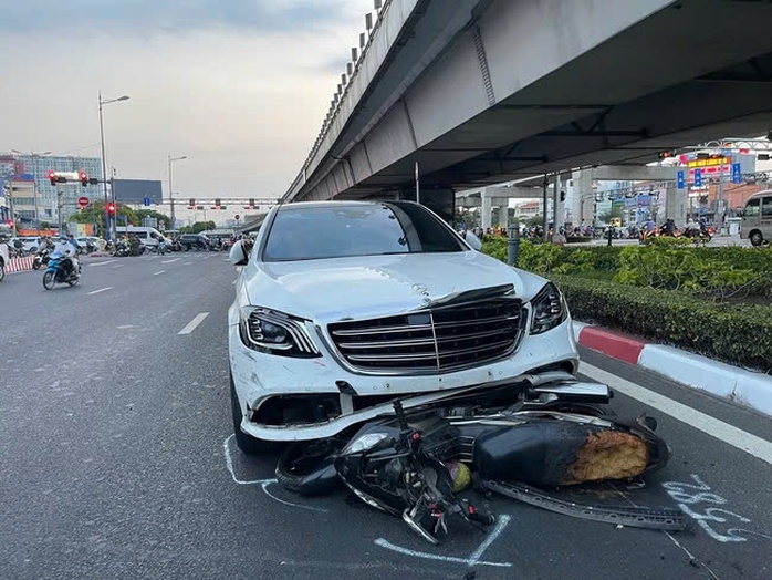Thông tin nóng về các nạn nhân vụ nữ tài xế lái ô tô tông 10 xe máy chờ đèn đỏ ở ngã tư Thủ Đức- Ảnh 1. Thông tin nóng về các nạn nhân vụ nữ tài xế lái ô tô tông 10 xe máy chờ đèn đỏ ở ngã tư Thủ Đức- Ảnh 1.